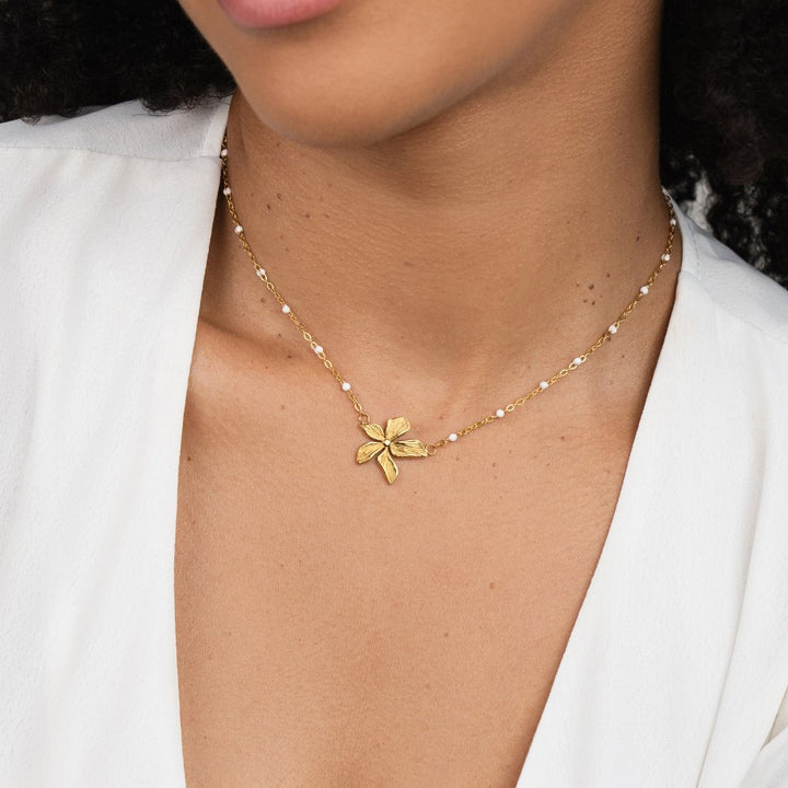 Collier Elegante con Flor Dorada