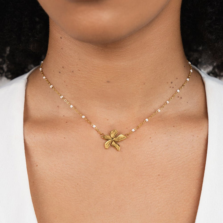 Collier Elegante con Flor Dorada