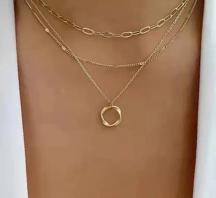 Collar de oro clásico con colgante